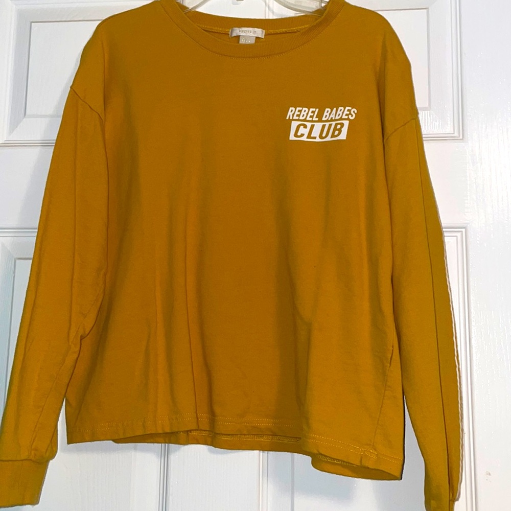 Long sleeve shirt with cuffed wrist with room to move around